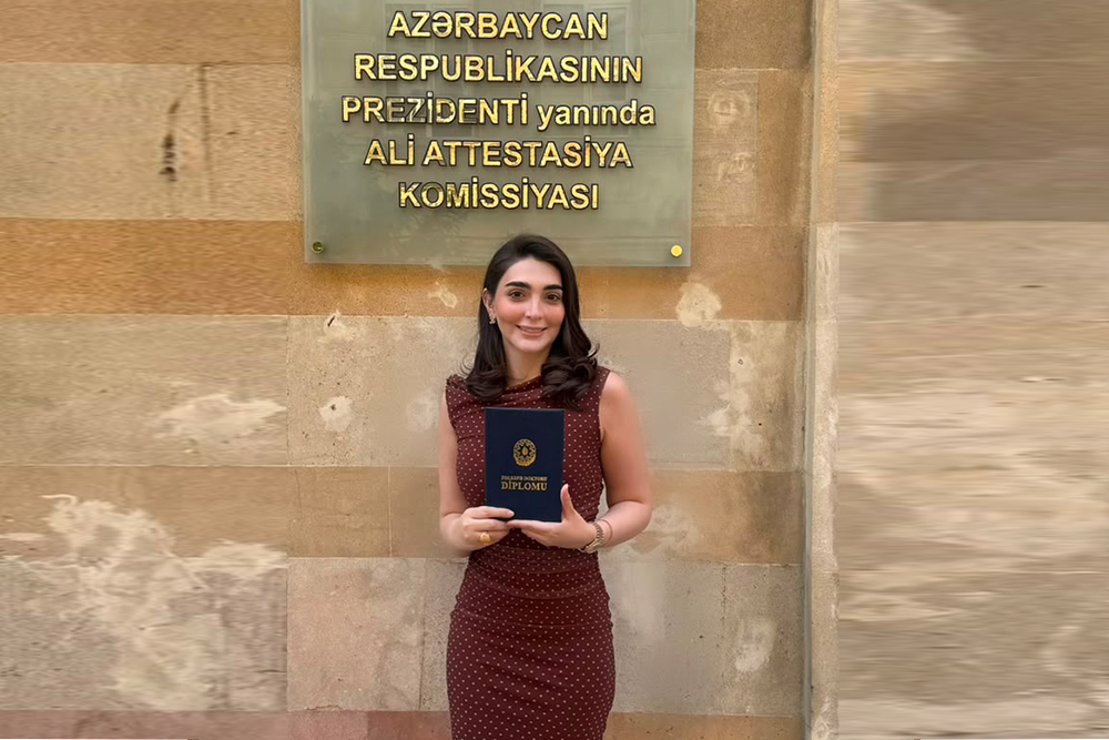 Doktorant Yeganə İsgəndərovaya  fəlsəfə doktoru diplomu təqdim olunub
